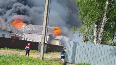 Фото: Частный дом загорелся в Череповце