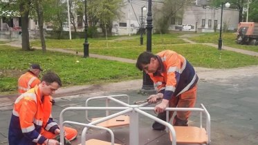 Фото: Новое оборудование монтируют на детских площадках Череповца