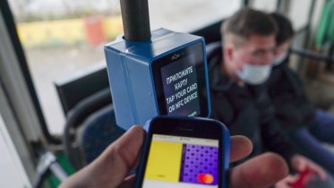 Фото: Череповецкие пассажиры в большинстве перешли на безнал при оплате проезда в автобусе