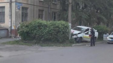 Фото: В Череповце таксист влетел в столб