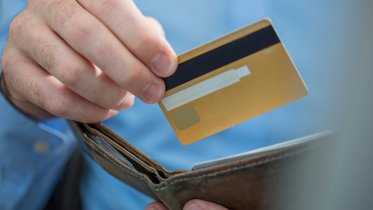 Фото: Житель Череповца расплачивался чужой банковской картой, пока на ней не закончились деньги