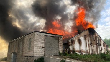 Фото: Названа вероятная причина пожара в складе на Белинского