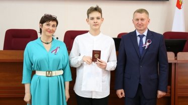 Фото: Школьники Череповца получили паспорта в честь Дня России