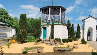 Фото: В храме на Соборной Горке украсили клумбу