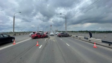 Фото: Три автомобиля не поделили проезжую часть на Октябрьском мосту