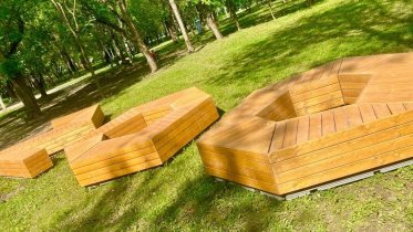 Фото: Скамейки необычной формы появились в парке 200-летия Череповца