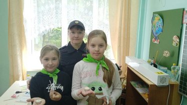 Фото: В Череповце сотрудники транспортной полиции и дети зажгли свечу памяти