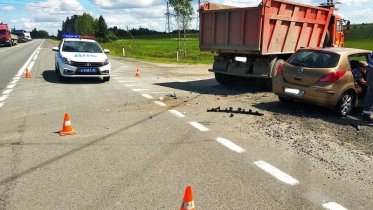 Фото: Под Череповцом водитель КамАЗа не пропустил автоледи на иномарке