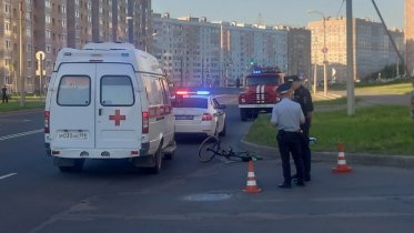 Фото: Велосипедист угодил под иномарку автоледи в Череповце