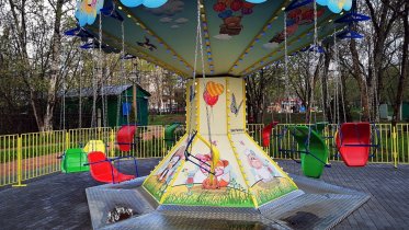 Фото: Первые аттракционы появились в парке КиО