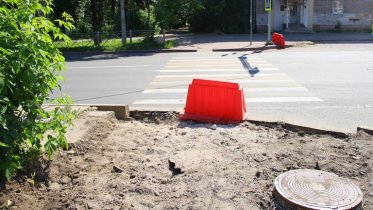 Фото: Разбитый тротуар отремонтируют на Ленина