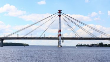 Фото: Женщина «под градусом» спрыгнула с Октябрьского моста