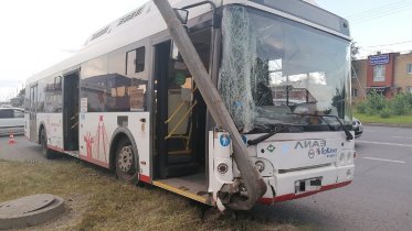 Фото: На Кирилловском шоссе автобус с пассажирами влетел в столб