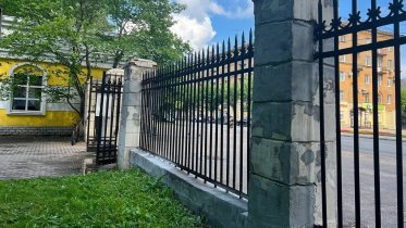 Фото: Ограду Комсомольского парка ремонтируют в Череповце