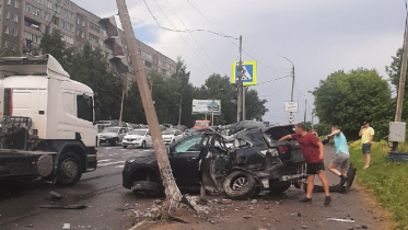 Фото: На Северном шоссе иномарка протаранила столб