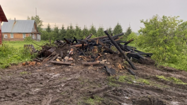 Фото: В Череповецком районе молния сожгла баню