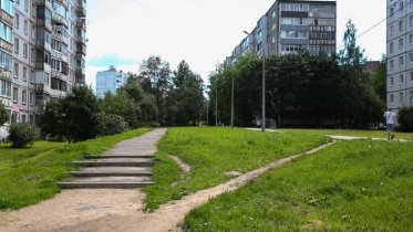 Фото: Разбитый тротуар к школе № 2 отремонтируют в Череповце