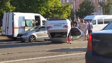 Фото: В Череповце отечественная «Лада» перевернулась на крышу после столкновения с иномаркой