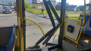 Фото: Грузовик и автобус столкнулись в Череповце