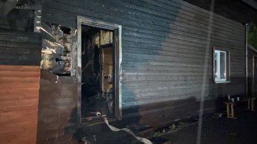 Фото: 13 пожарных тушили горящий дачный дом в Череповце
