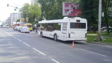 Фото: В Череповце на проспекте Победы автобус влетел в две легковушки