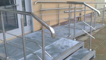 Фото: Жительница Череповца добилась установки пандуса у магазина