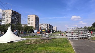 Фото: 40-метровую сцену устанавливают на Архангельской