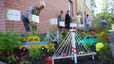 Фото: Клумба с правилами дорожного движения появилась в Череповце