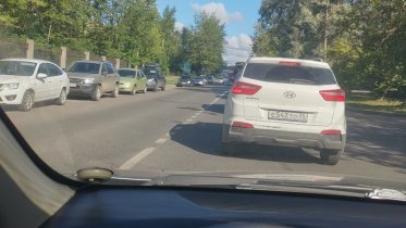 Фото: В Череповце кортеж с чиновниками спровоцировал пробку