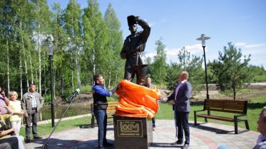 Фото: Первый в России памятник коксохиммонтажнику появился в Череповце