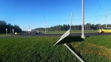Фото: Водитель внедорожника на Южном шоссе снес дорожный знак