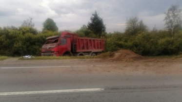 Фото: В Череповецком районе в кювет улетел грузовик
