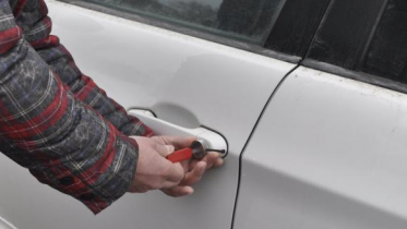 Фото: Нетрезвый череповчанин пытался проникнуть в чужой автомобиль