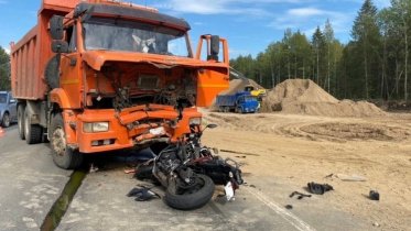 Фото: Под Череповцом КамАЗ и мотоцикл не поделили дорогу