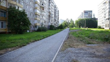 Фото: Разбитый тротуар к школе № 2 обещают отремонтировать к началу учебного года