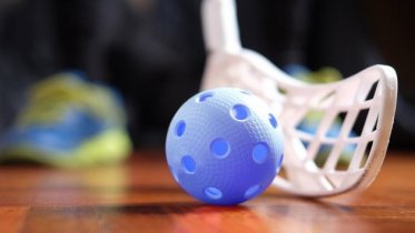 Фото: В детсадах и школах Череповца развивают флорбол