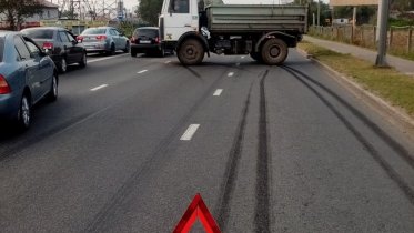 Фото: В Череповце грузовик протаранил легковушку