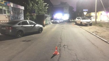 Фото: Автоледи на отечественной легковушке влетела в открытую дверь иномарки