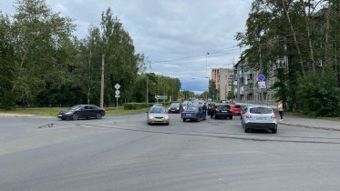 Фото: В Череповце эвакуатор остановил движение трамваев