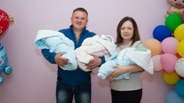 Фото: Первую за три года череповецкую тройню выписали домой