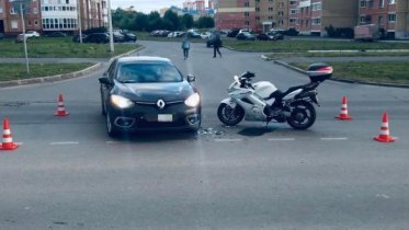 Фото: Байкер влетел в иномарку на улице Раахе