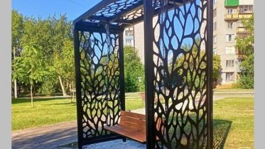 Фото: Новые необычные качели появились в сквере на Гоголя