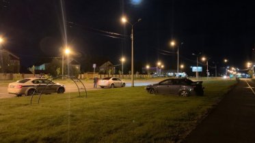 Фото: Иномарка на огромной скорости снесла подставку для цветов, вылетев на газон