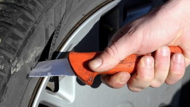 Фото: Ревнивый череповчанин проколол колеса автомобиля экс-супруги