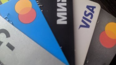 Фото: Череповчанин среди мусора нашел чужие банковские карты