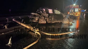 Фото: Внедорожник снес столб на подъезде к Череповцу