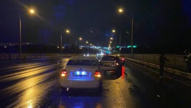 Фото: При столкновении двух иномарок на Октябрьском мосту пострадала девушка