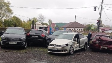 Фото: В Череповце 5 машин пострадали на одной парковке