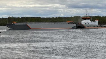 Фото: Третья баржа класса «река-море» построена и спущена на воду в Череповце