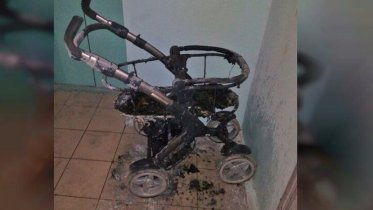 Фото: В подъезде Череповца сожгли детскую коляску